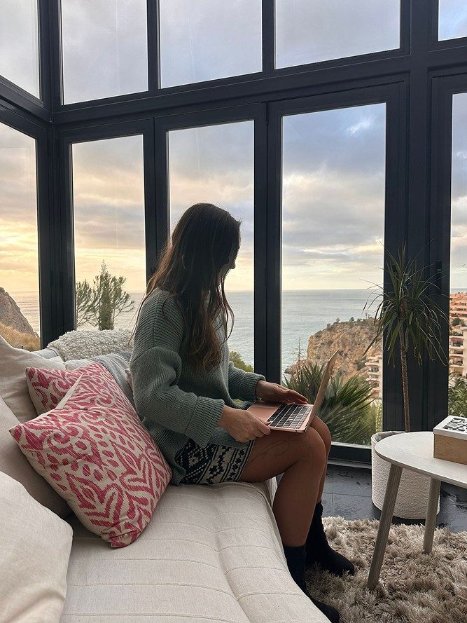 inma cifuentes escribiendo pc
