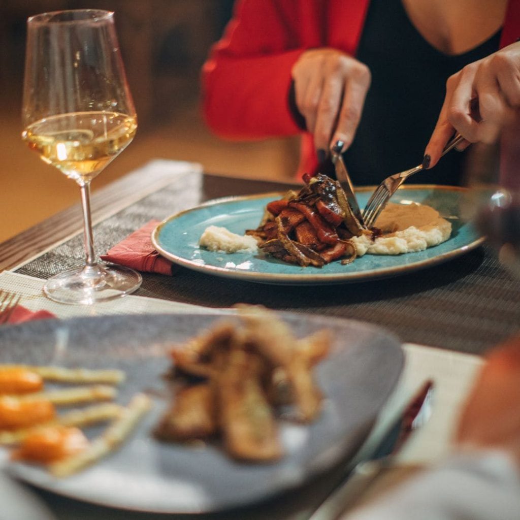 No encuentras hombres que valgan la pena porque no dejas que te inviten a la cena